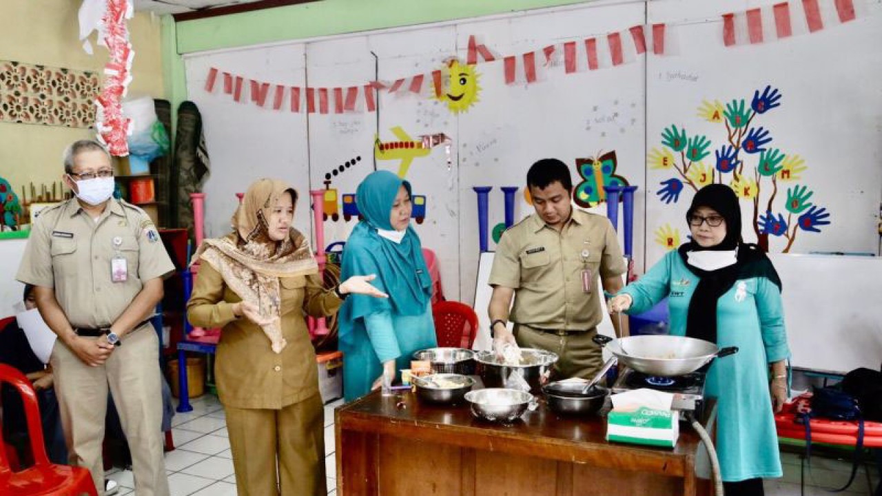 Petugas dari Sudin KPKP Jakarta Pusat tengah mengajarkan warga memasak jamur menjadi berbagai aneka makanan di Cempaka Putih, Jakarta Pusat, Kamis (12/1/2023). ANTARA/HO-Pemerintah Kota Jakarta Pusat