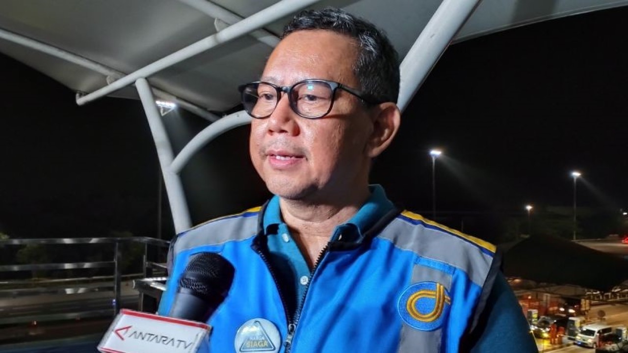Direktur Utama PT Jasamarga Transjawa Tol Rudi Kurniadi memberikan keterangan di Purwakarta, Jawa Barat, Minggu (1/1/2023). (ANTARA/Muhammad Zulfikar)