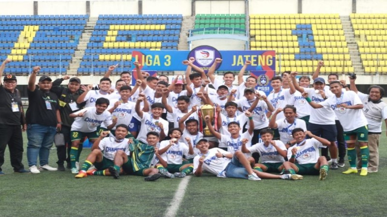 Para pemain dan pengurus Persip Kota Pekalongan berfoto bersama setelah sukses meraih juara pertama Liga 3 Zona Jawa Tengah. (ANTARA/HO-Humas Kota Pekalongan)