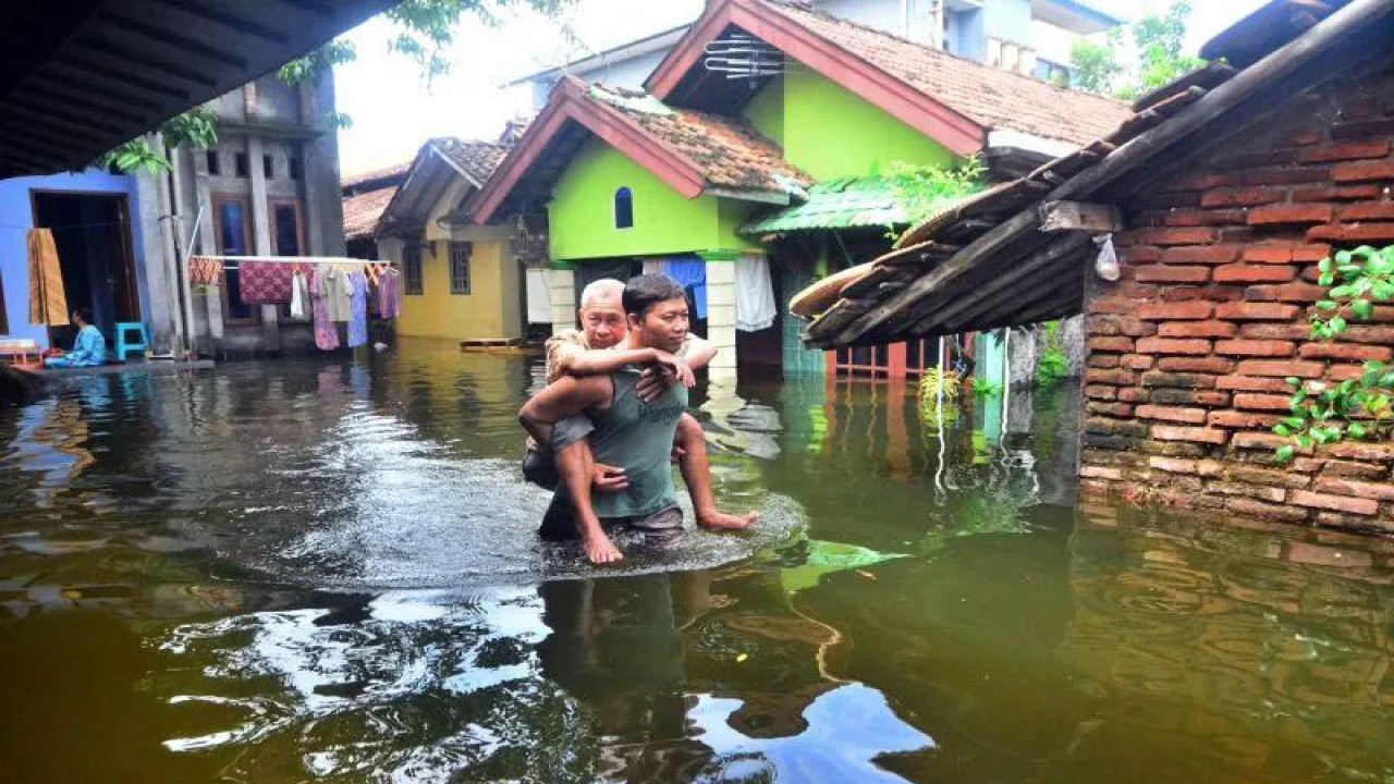 Ilustrasi - Warga melewati halaman rumah yang terendam akibat banjir di Dusun Gendok, Jati Wetan, Jati, Kudus, Jawa Tengah, Kamis (5/1/2023). ANTARA FOTO/Yusuf Nugroho