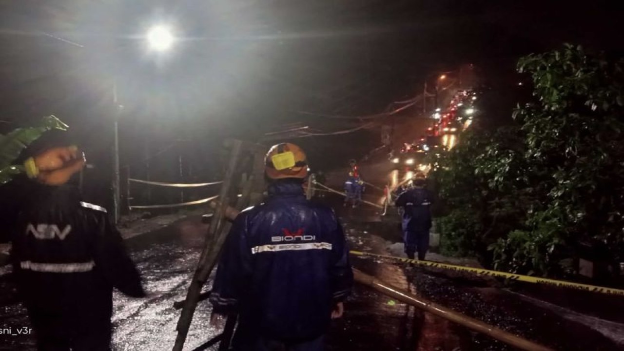 Arsip Foto. Petugas mengamankan jalur penghubung Desa Giripurno di Kota Batu dengan Desa Tawang Argo di Kabupaten Malang yang terdampak tanah longsor di bagian wilayah Kota Batu, Provinsi Jawa Timur, Sabtu (26/11/2022). (ANTARA/HO-BPBD Kota Batu)