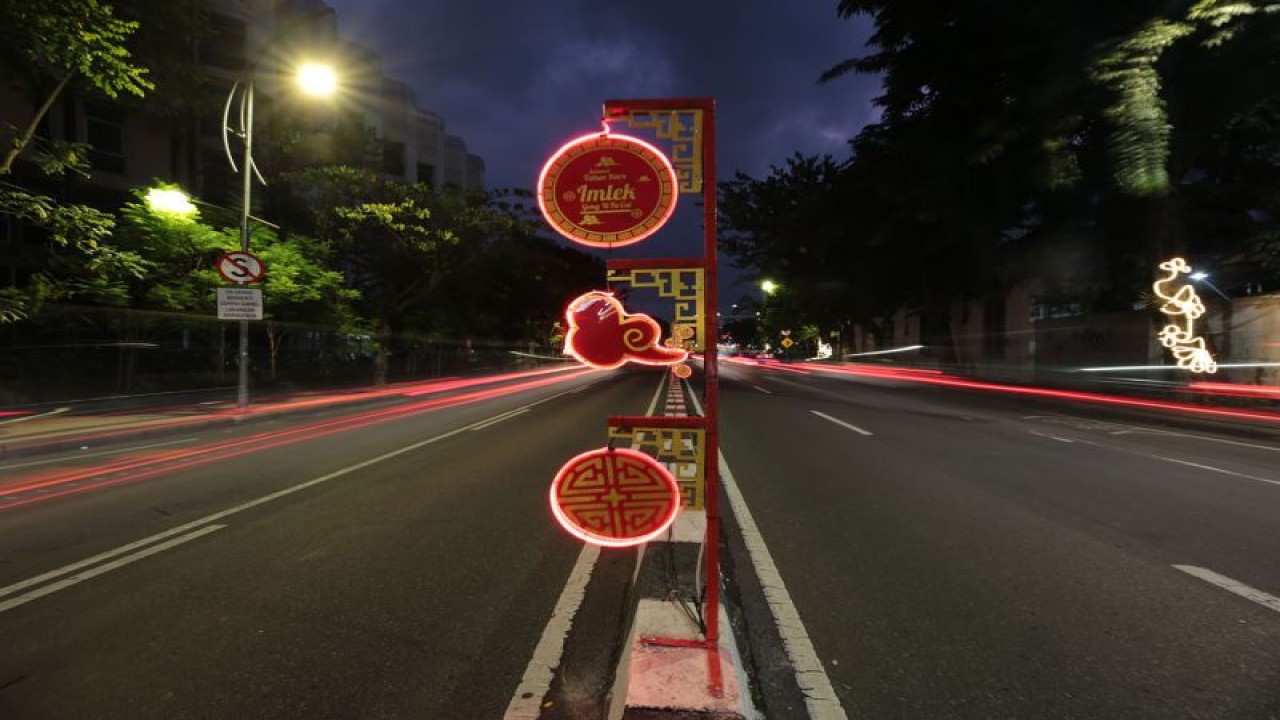 Ornamen khas pecinan mulai dipasang di Kota Pahlawan, Jawa Timur, menjelang perayaan Tahun Baru Imlek 2574. (ANTARA/HO-Diskominfo Surabaya)