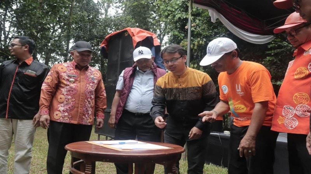 Ketua Jawara Depok Ubaidilah (ketiga dari kanan), Ketua Formalisa, Abdul Gani (kedua dari kanan) ketiga menandatangani kerja sama didampingi Wali Kota Depok (kedua dari kiri) dan Presiden PKS H, Ahmad Syaikhu (ketiga dari kiri). ANTARA/HO-Dokumentasi pribadi