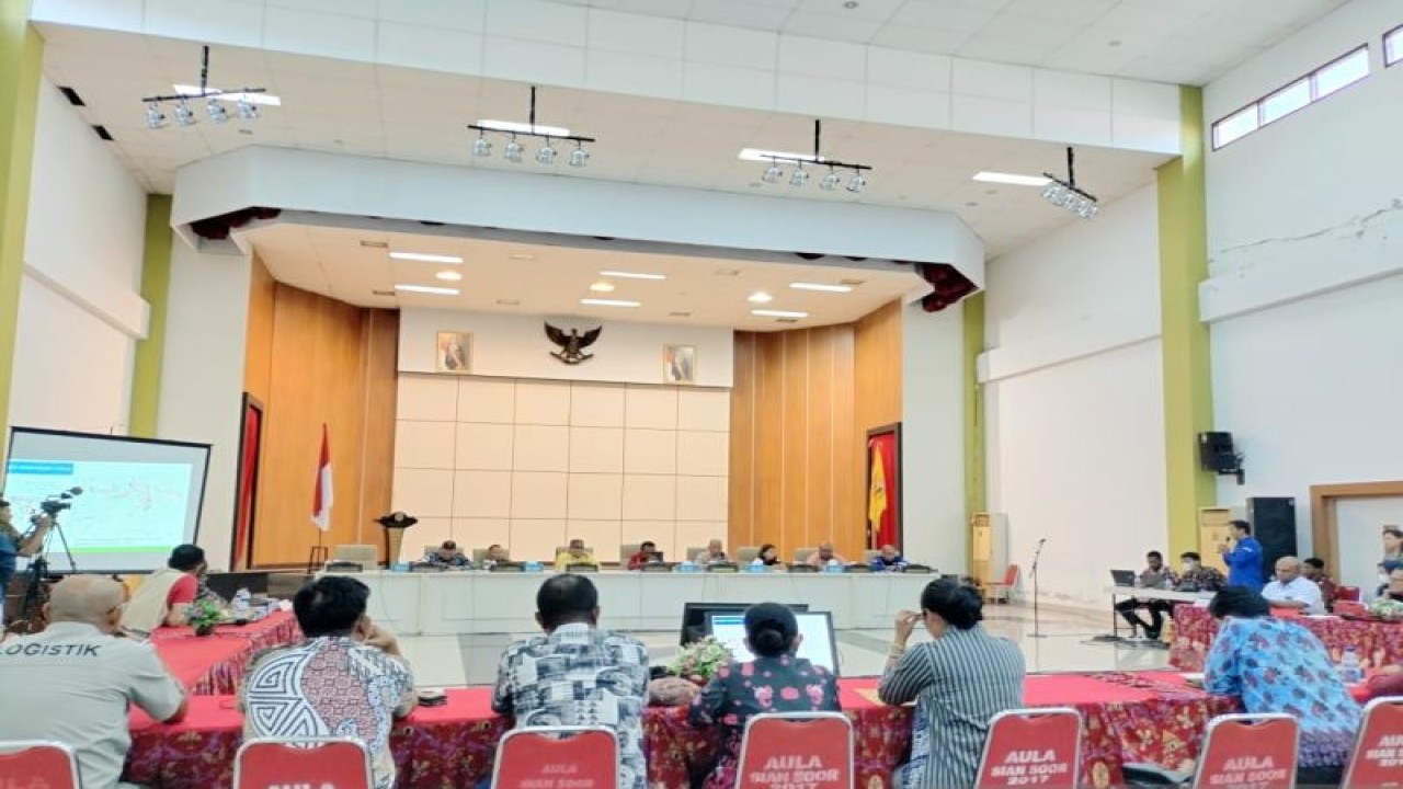 Suasana rapat koordinasi penanganan bencana gempa bumi di Kantor Wali Kota Jayapura, Kamis (5/1) (ANTARA/Ardiles Leloltery)