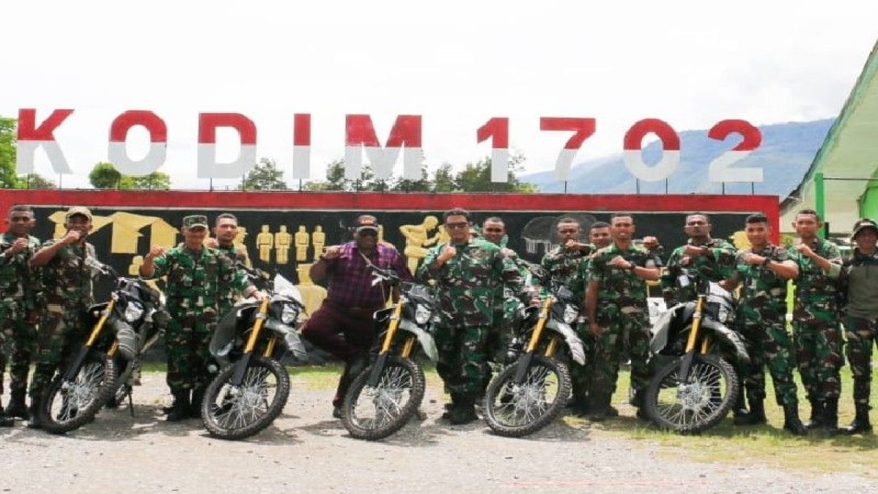 Prajurit Kodim 1702 Jayawijaya usai melakukan uji coba terhadap 25 sepeda motor bantuan Menhan. ANTARA/HO/Penrem 172/PWY