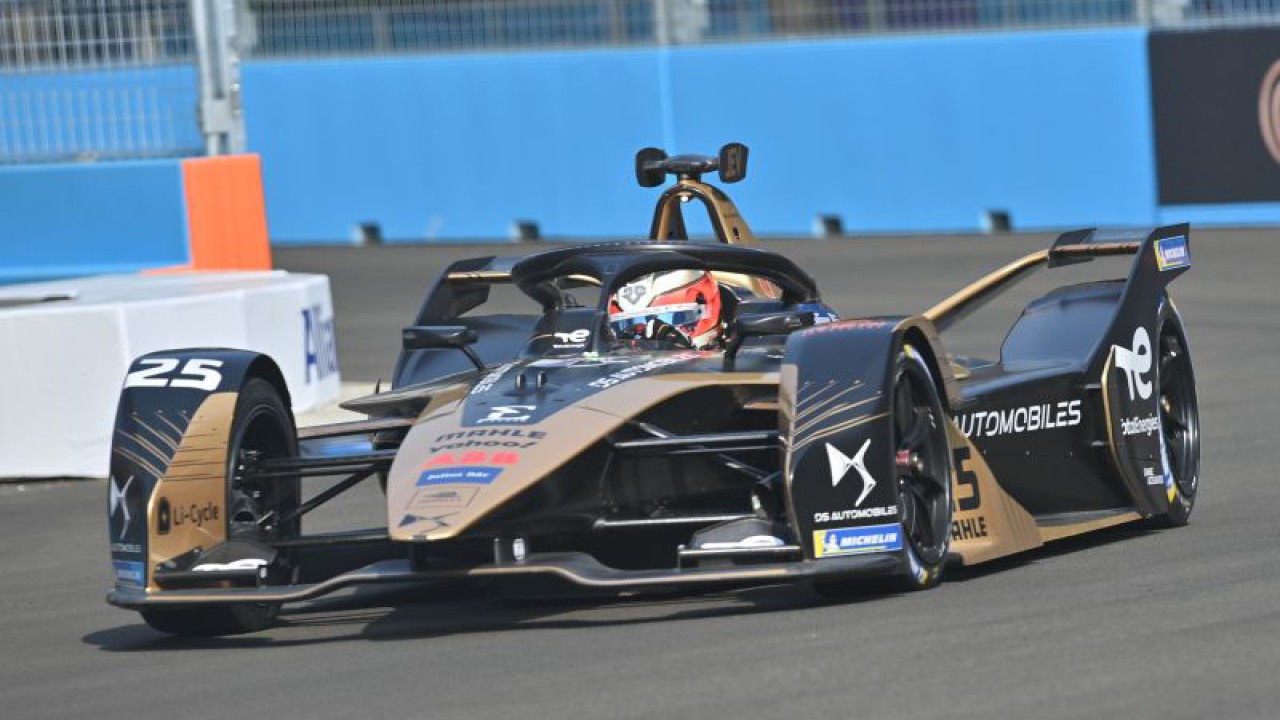 Pembalap tim DS Techeetah Jean Eric Vergne melaju dengan mobil balap listriknya saat mengikuti sesi latihan bebas kedua Formula E Jakarta di Jakarta International E-Prix Circuit (JEIC) Ancol, Jakarta, Sabtu (4/6/2022). Pembalap tim DS Techeetah Jean Eric Vergne menjadi pembalap tercepat pada sesi latihan bebas kedua dengan catatan waktu satu menit 7,594 detik. ANTARA FOTO/Hafidz Mubarak A/nym.
