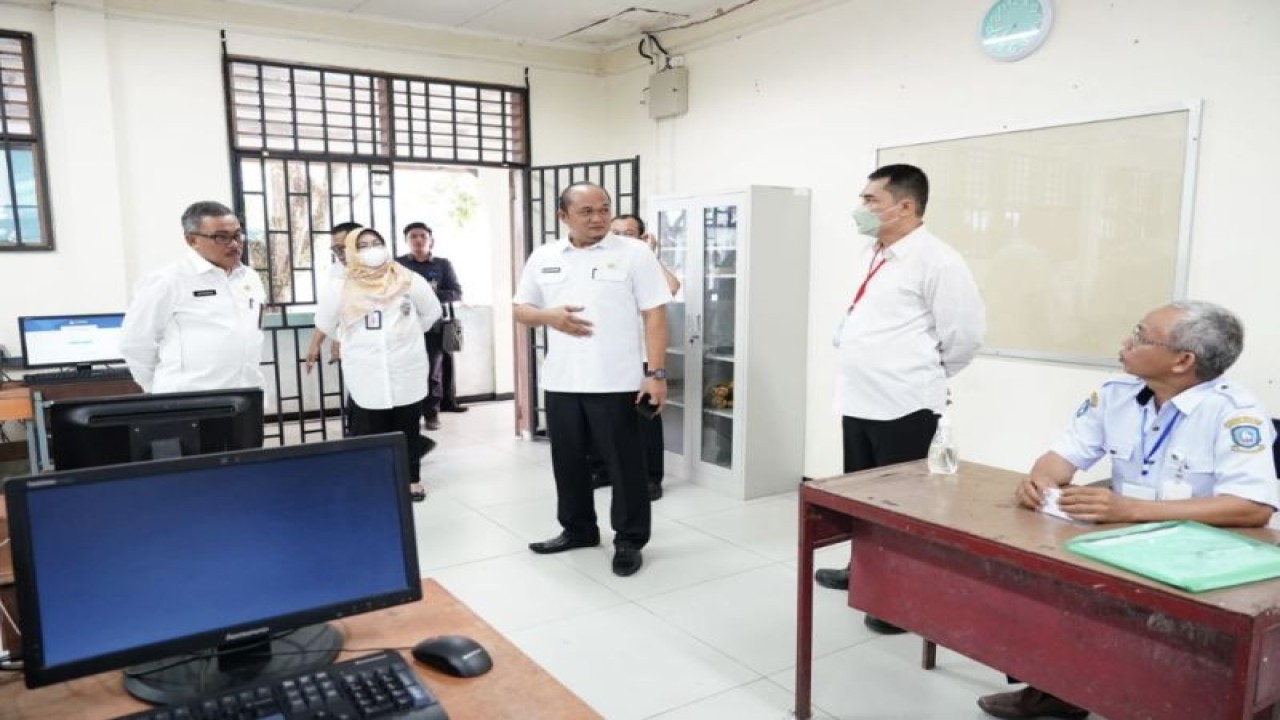 Sekretaris Daerah Kota Batam Jefridin Hamid saat memantau pelaksanaan ujian seleksi calon PPPK jabatan fungsional guru di Kota Batam, Provinsi Kepulauan Riau. (ANTARA/HO-Pemkot Batam)