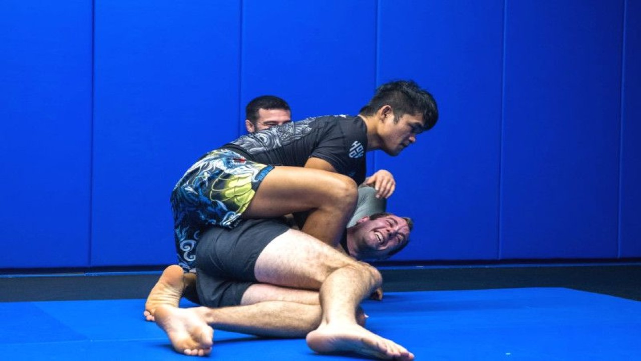 Petarung Jeka Saragih (kiri) saat berlatih jelang laga Final Road to UFC di Amerika Serikat. ANTARA/HO-Mola