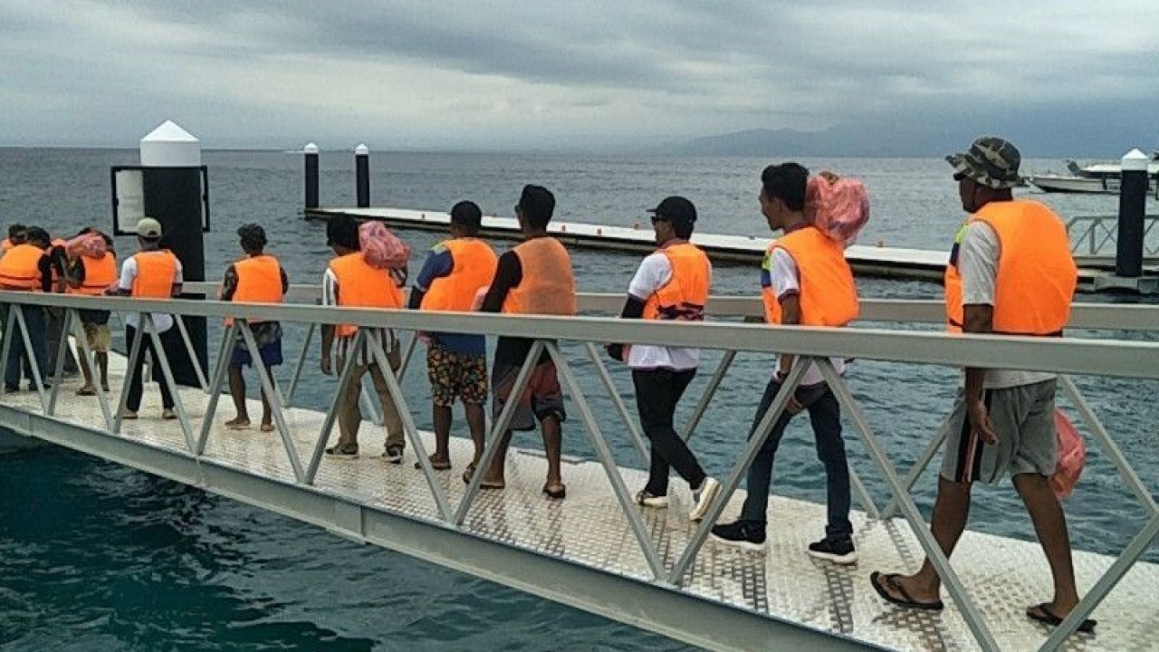 Uji coba jembatan penghubung ponton (movable brigade) di Pelabuhan Banjar Nyuh Nusa Penida, Kabupaten Klungkung, Bali setelah selesai direnovasi. ANTARA/HO-Kantor UPP Kelas II Nyuh Penida