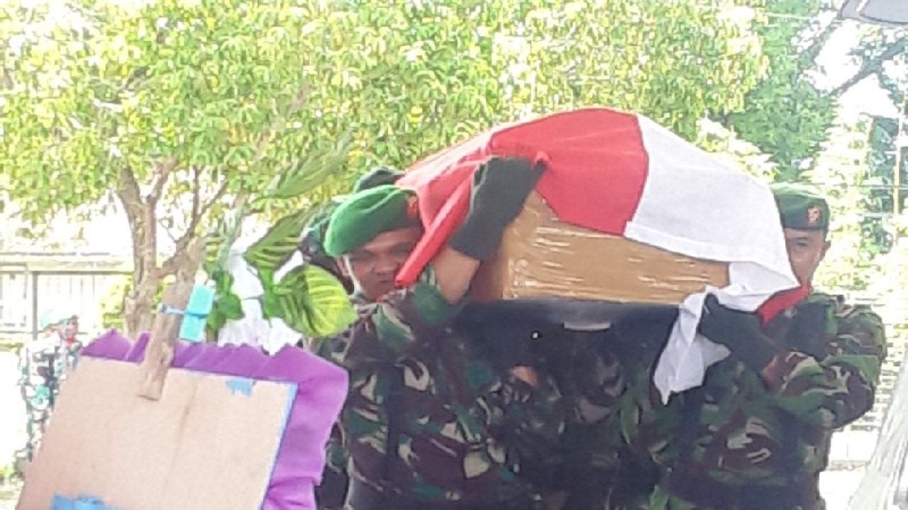 Prajurit Raider Yonif 753/AVT mengusung jenazah korban kecelakaan perahu cepat anggota Koramil Wartas Serda Tomi Karter di halaman bandara Internasional Frans Kaisiepo, Selasa (10/1). ANTARA/Muhsidin