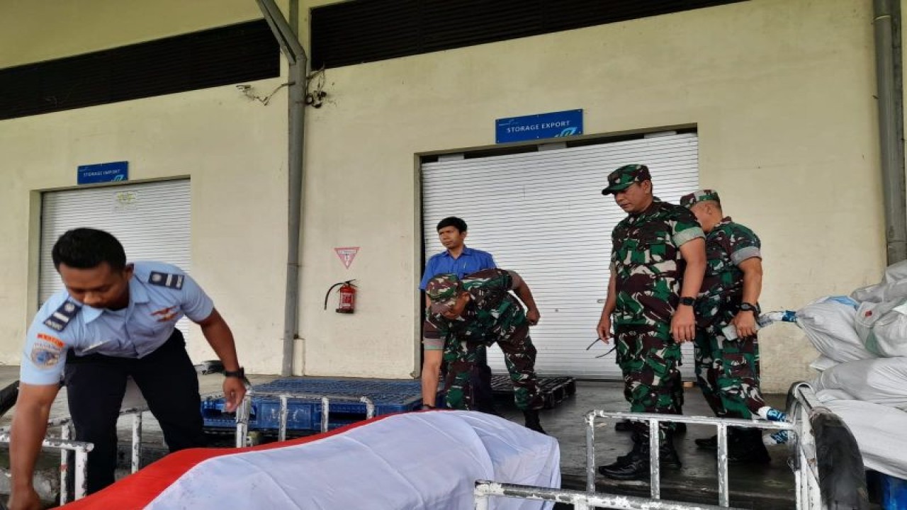 Jenazah TNI yang meninggal dunia di Papua saat tiba di Bandara Lombok, Nusa Tenggara Barat (ANTARA/Humas Kodim 1620 Lombok Tengah)