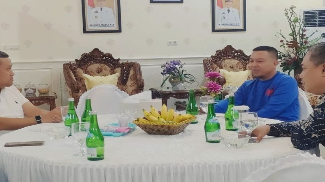 Wakil Bupati Jeneponto Paris Yaris bersama Bupati Basli Ali saat jamuan santap malam di Rumah Jabatan Bupati Kepulauan Selayar, Rabu malam,(28/12/2022). ANTARA/HO-Humas Pemkab Jeneponto.