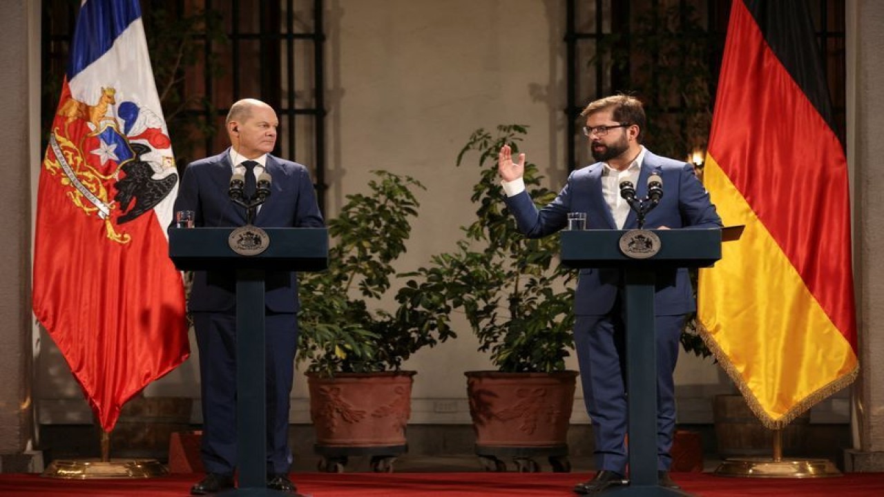 Presiden Chile Gabriel Boric menyampaikan pernyataan saat bertemu dengan Kanselir Jerman Olaf Scholz di istana pemerintah La Moneda di Santiago, Chile, 29 Januari 2023. ANTARA/REUTERS/Ivan Alvarado
