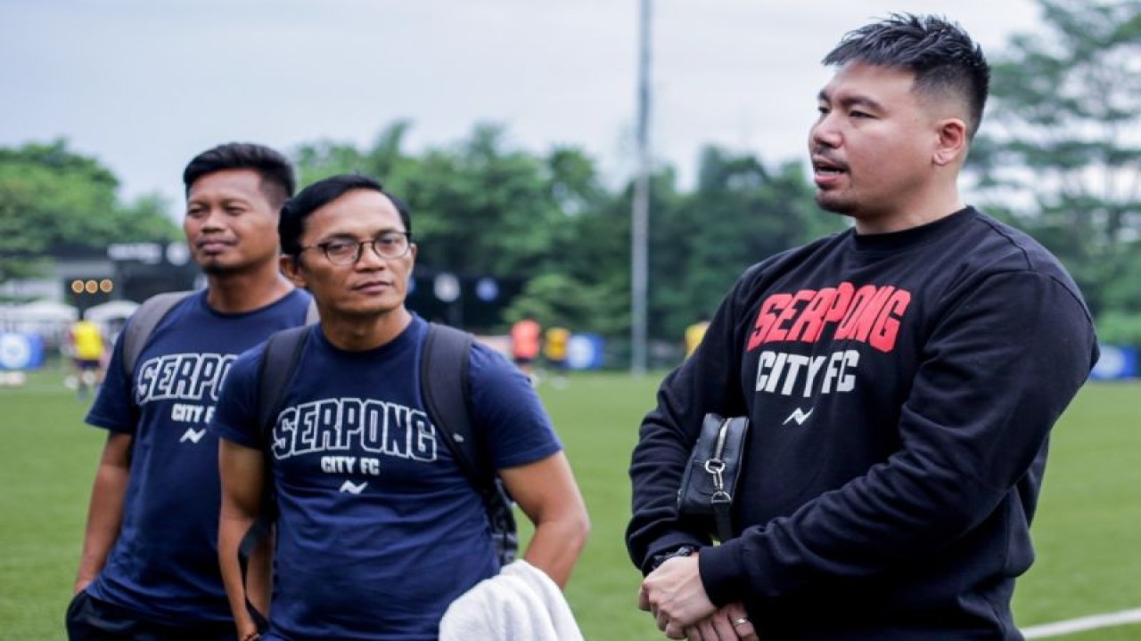 CEO Serpong City, Jerry Nugroho (kanan) saat memantau latihan tim. ANTARA/HO-Serpong City