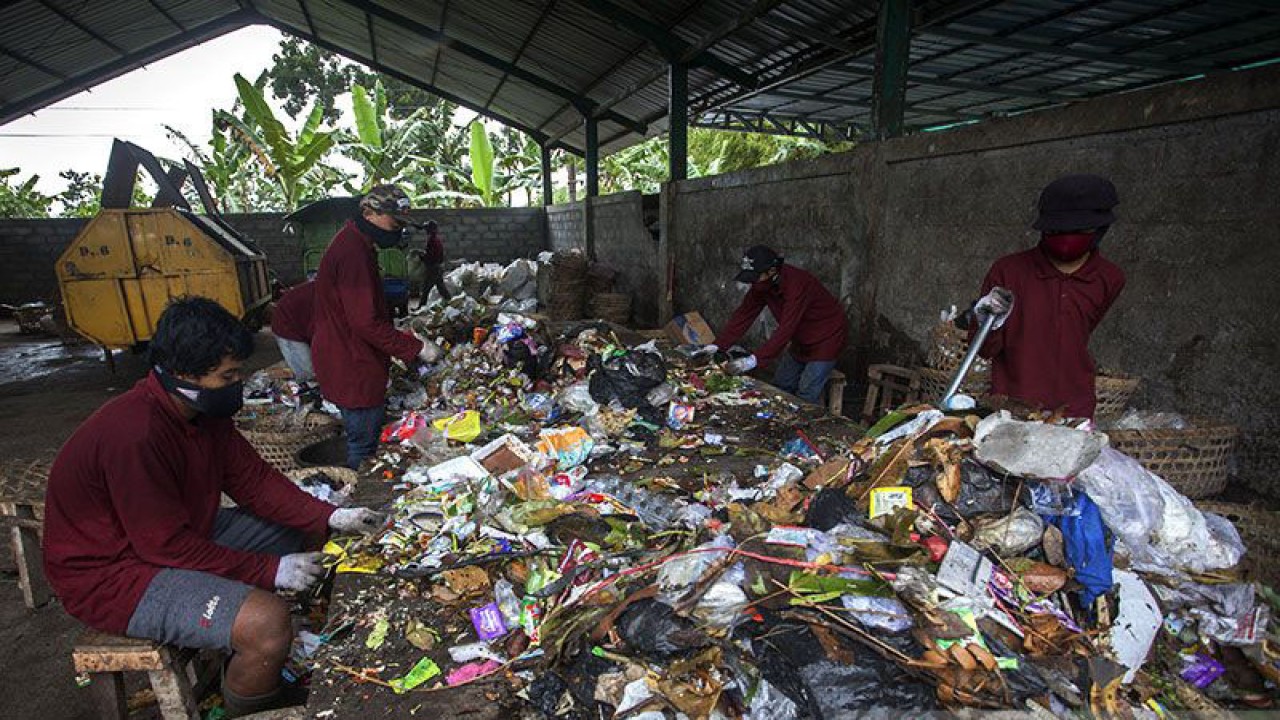 Arsip Foto. Petugas memilah sampah di fasilitas pengolahan sampah yang dikelola oleh Badan Usaha Milik Desa (BUMDes) Panggungharjo di Sewon, Bantul, Daerah Istimewa Yogyakarta. (ANTARA FOTO/Andreas Fitri Atmoko/pd/pri)