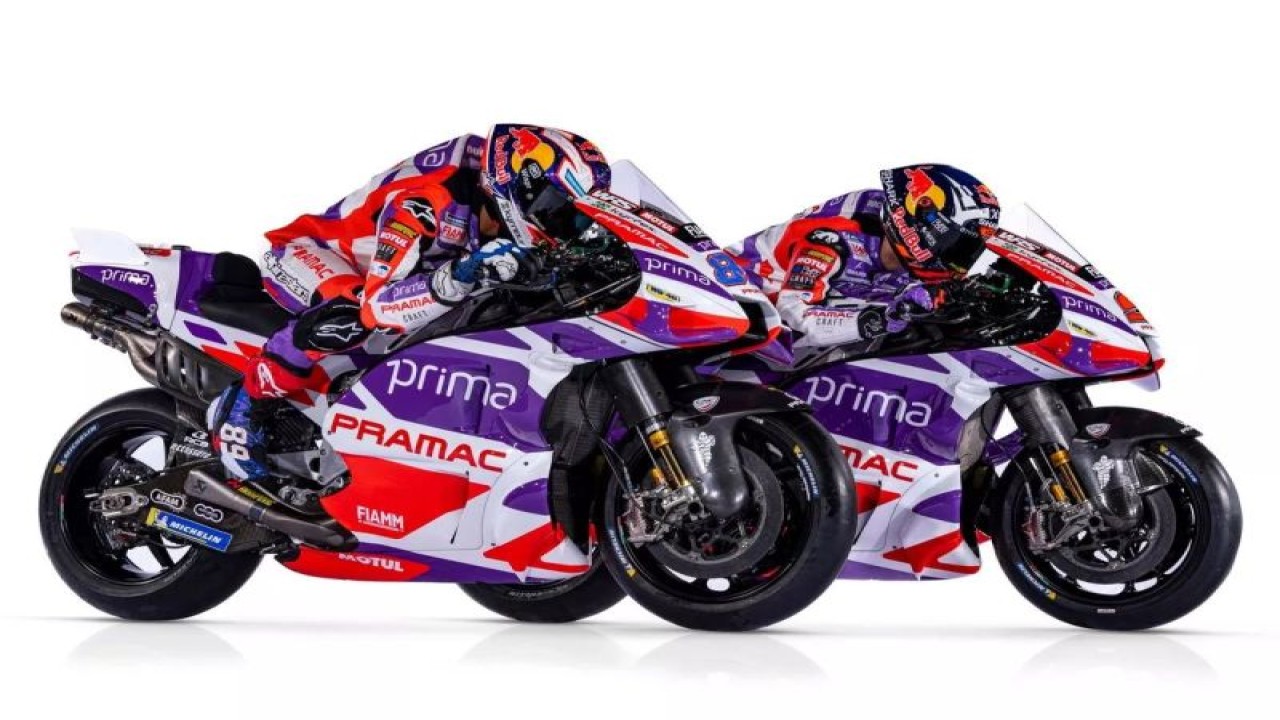 Johann Zarco dan Jorge Martin berpose untuk kampanye Prima Pramac Racing untuk MotoGP 2023. (Prima Pramac Racing)