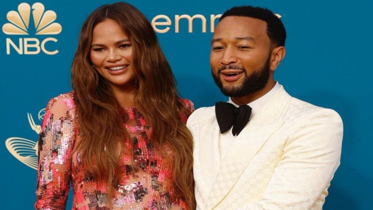 John Legend bersama Chrissy Teigen. (ANTARA/HO/instagram @chrissyteigen)