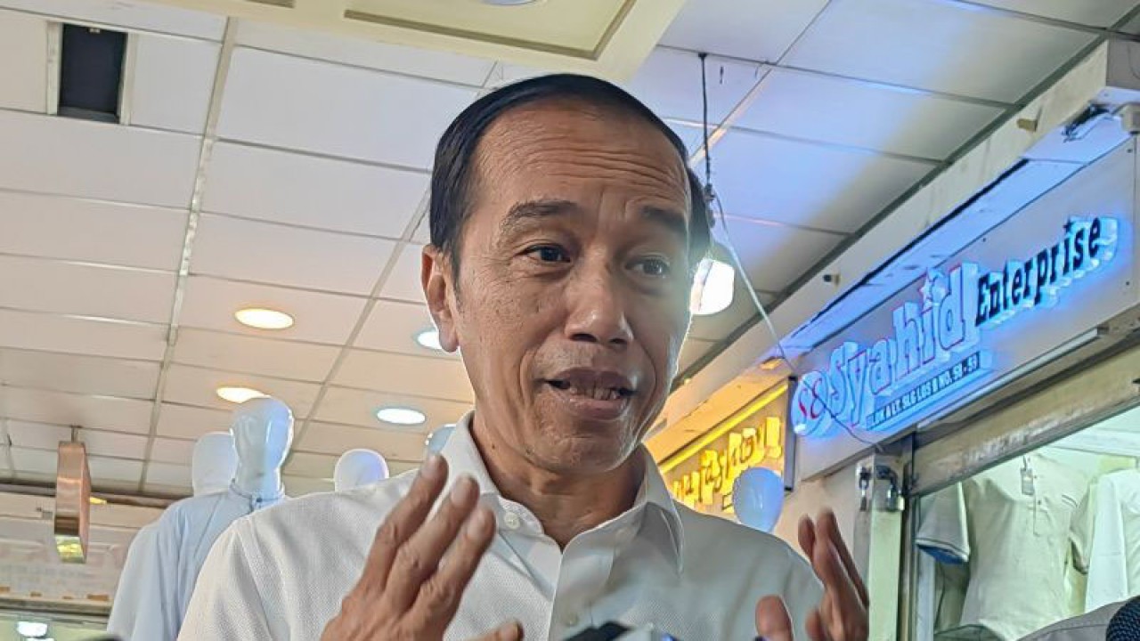 Presiden RI Joko Widodo memberi keterangan selepas meninjau Pasar Tanah Abang Blok A, Jakarta, Senin (2/1/2023). (ANTARA/Gilang Galiartha)