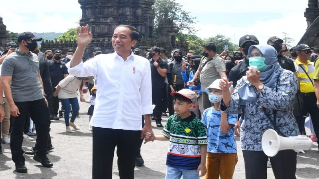 Presiden RI Joko Widodo (kiri) tampak menggandeng cucu sulungnya, Jan Ethes Sinarendra, saat berwisata di Taman Wisata Candi Prambanan, Sleman, DI Yogyakarta, Sabtu (7/1/2023). (ANTARA/HO-Biro Pers Sekretariat Presiden RI)