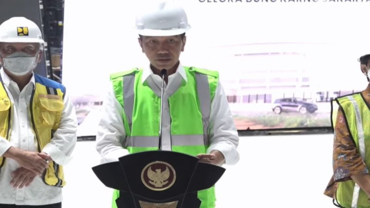 Tangkapan layar Presiden RI Joko Widodo menyampaikan sambutan saat menghadiri prosesi topping off atau penuntasan proses pembangunan gedung olahraga Indoor Multifunction Stadium Gelora Bung Karno atau dikenal sebagai Indonesia Arena di Senayan, Jakarta, Jumat (13/1/2023). (ANTARA/Gilang Galiartha)