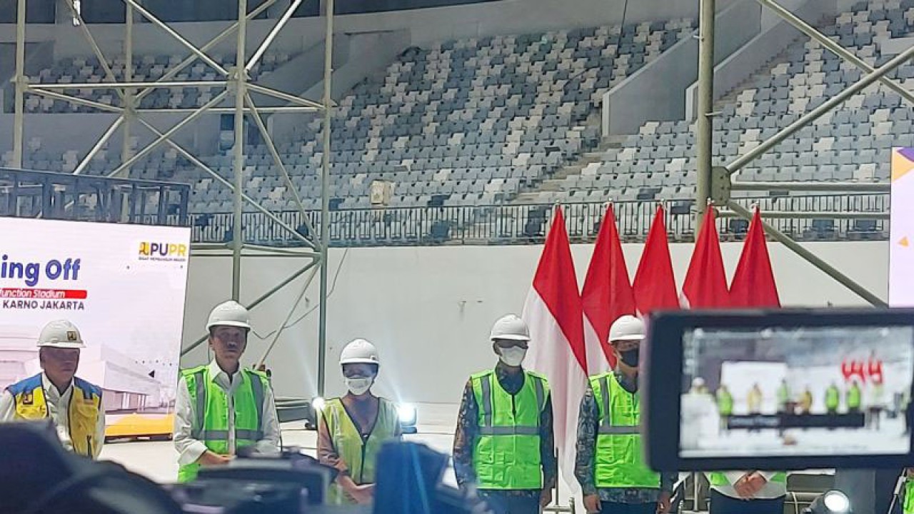 Presiden RI Joko Widodo (kedua kiri) saat melakukan topping off Indoor Multifunction Stadium (IMS) Gelora Bung Karno Senayan Jakarta, Jumat. (ANTARA/Aditya Ramadhan)