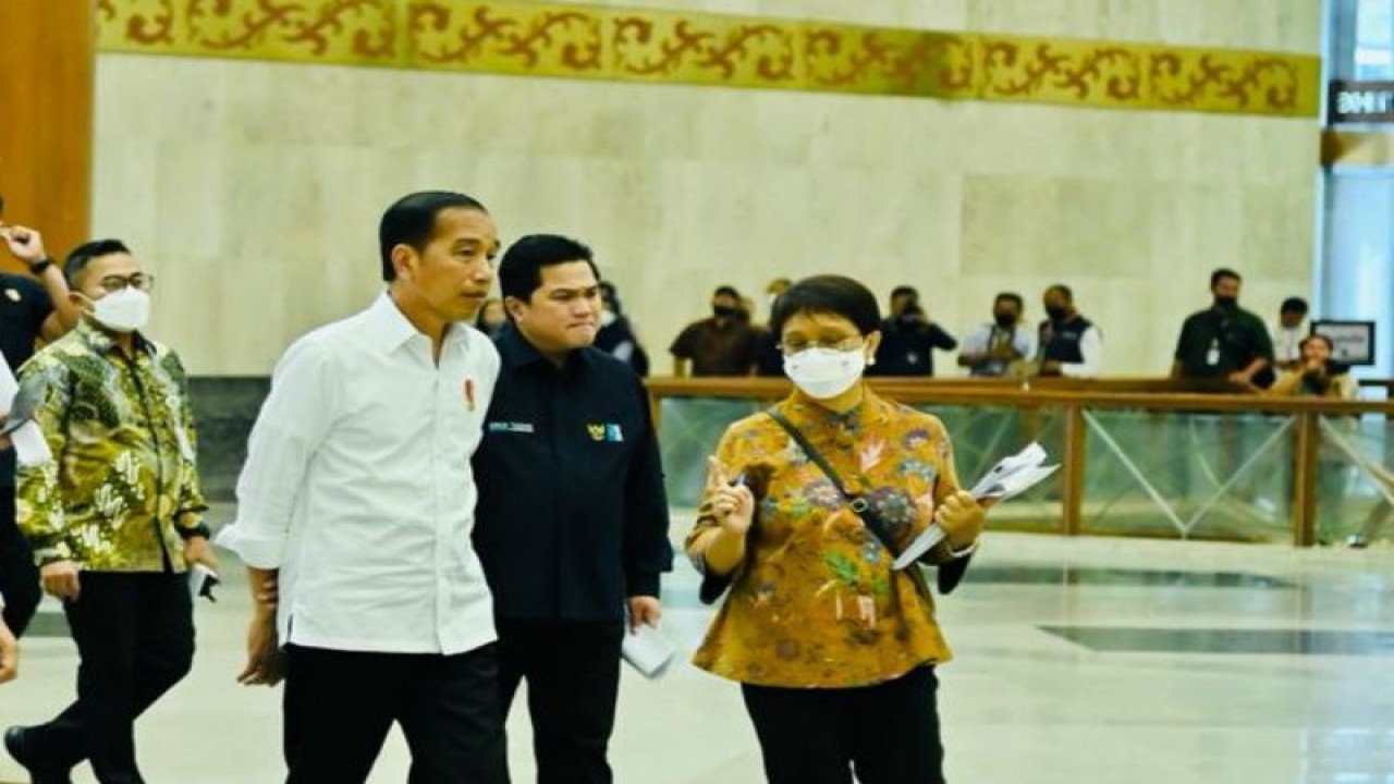 Presiden RI Joko Widodo (kiri) berbincang dengan Menteri Luar Negeri Retno Marsudi saat meninjau kesiapan salah satu lokasi Konferensi Tingkat Tinggi (KTT) ASEAN 2023 di Jakarta Convention Center, Senayan, Jakarta, Jumat (13/1/2023). (ANTARA/HO-Biro Pers Sekretariat Presiden RI)