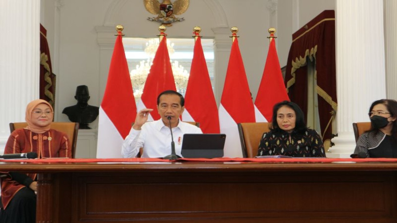 Presiden Joko Widodo menyampaikan pernyataan kepada wartawan didampingi Menteri Ketenagakerjaan Ida Fauziah (kiri), Menteri Pemberdayaan Perempuan dan Perlindungan Anak (PPPA) I Gusti Ayu Bintang Darmawati (kedua dari kanan) dan Deputi V Kantor Staf Kepresidenan (KSP) Jaleswari Pramodhawardani (kanan) di Istana Merdeka Jakarta pada Rabu (18/2/2023). (ANTARA/Desca Lidya Natalia)