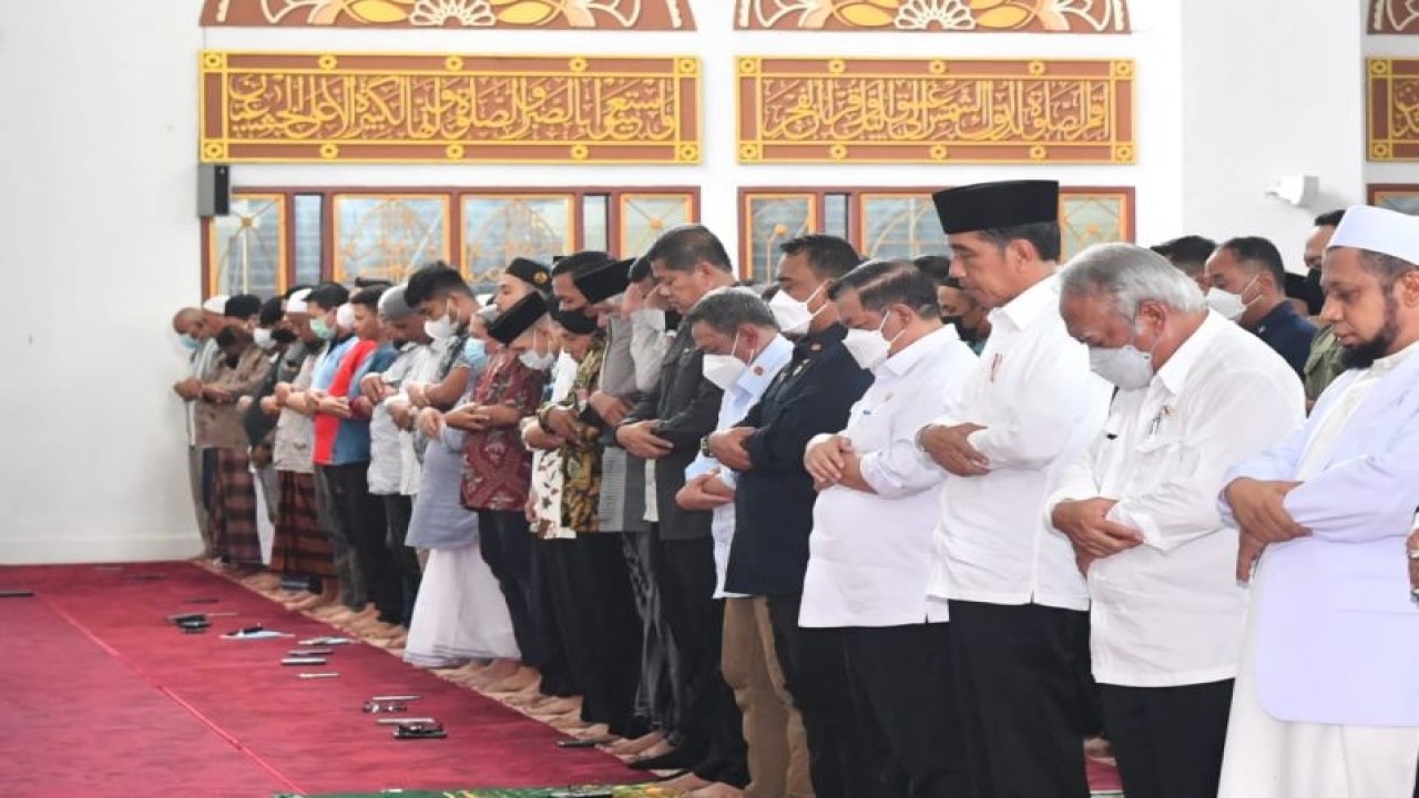 Presiden RI Joko Widodo (ketiga kanan) menunaikan Shalat Jumat di Masjid Ahmad Yani, Manado, Sulawesi Utara, Jumat (20/1/2023). (ANTARA/HO-Biro Pers Sekretariat Presiden RI)