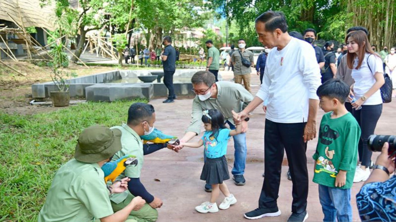 Presiden Joko Widodo (Jokowi) dan Ibu Negara Iriana Jokowi memanfaatkan cuti bersama dengan mengajak cucunya untuk berwisata ke kawasan Solo Safari, Surakarta, Jawa Tengah, Senin (23/1/2023). (FOTO ANTARA/HO-Biro Pers Sekretariat Presiden/Muchlis Jr)