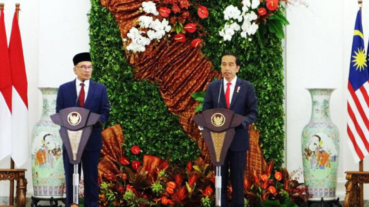 Presiden Joko Widodo dan Perdana Menteri Malaysia Anwar Ibrahim memberikan pernyataan bersama usai melakukan pertemuan di Istana Kepresidenan Bogor, Jawa Barat, Senin (9/1/2023). ANTARA/Rangga Pandu Asmara Jingga/am.