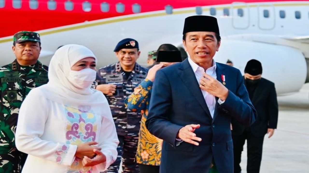 Presiden RI Joko Widodo (kanan) disambut Gubernur Jawa Timur Khofifah Indar Parawansa setelah mendarat di Bandara Internasional Banyuwangi, Banyuwangi, Jatim, Senin (9/1/2023). (ANTARA/HO-Biro Pers Sekretariat Presiden)