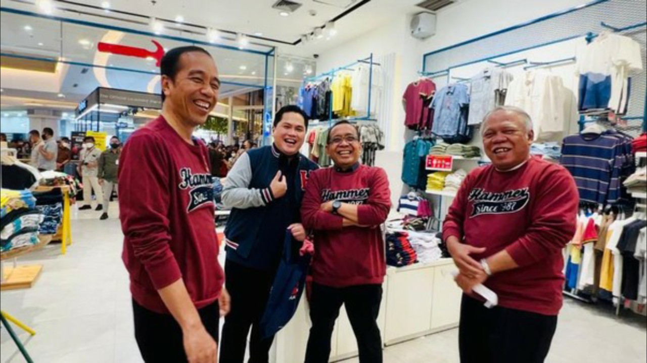 Presiden Jokowi dan sejumlah menteri saat ke mal. (Net)