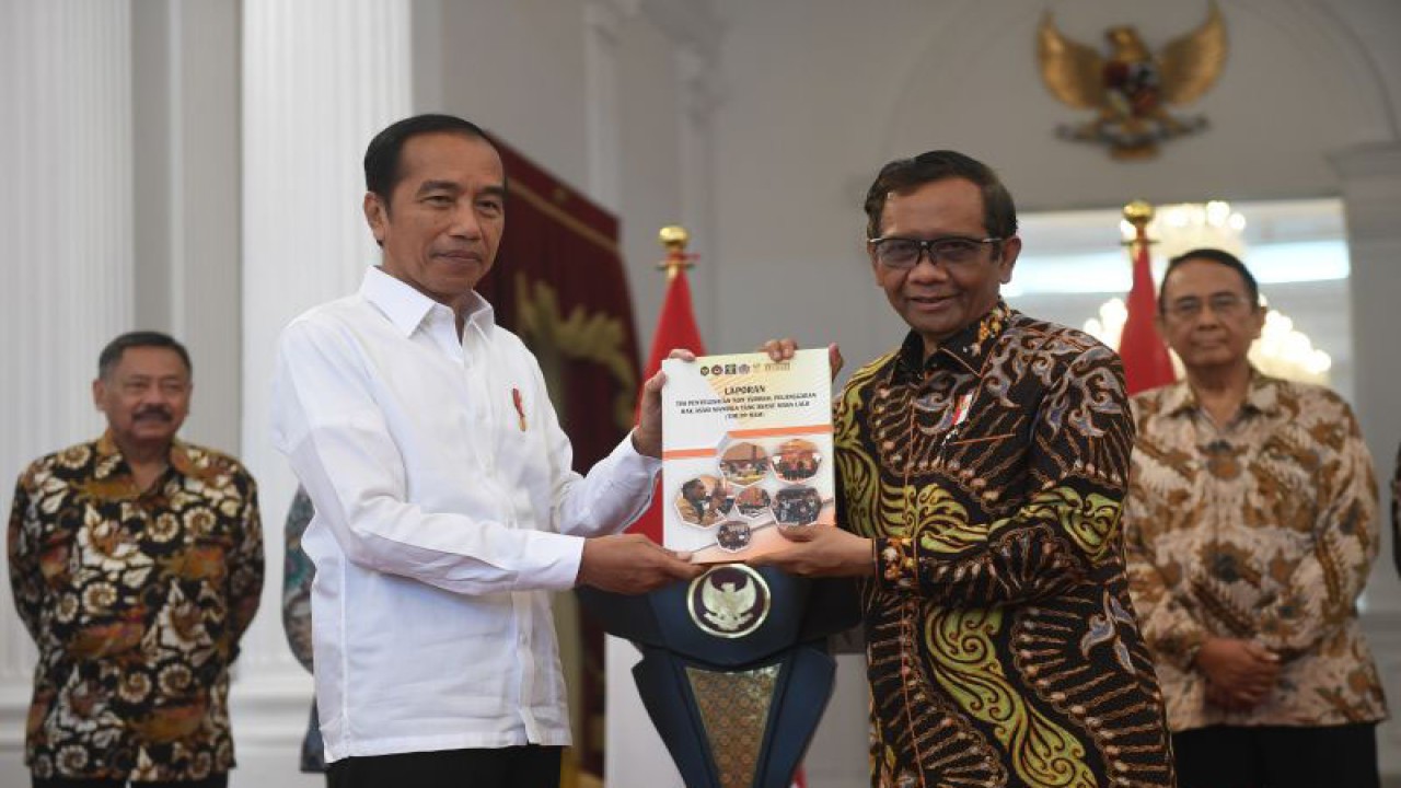 Presiden Joko Widodo (kiri) menerima laporan terkait pelanggaran HAM masa lalu dari Ketua Dewan Pengarah Tim Penyelesaian Non-Yudisial Pelanggaran HAM Berat Masa Lalu Mahfud MD (kanan) di Istana Merdeka, Jakarta, Rabu (11/1/2023). ANTARA FOTO/Akbar Nugroho Gumay/aww.