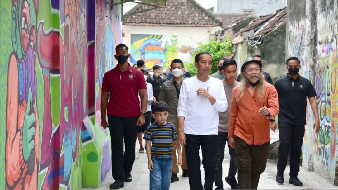 Presiden Joko Widodo (Jokowi) bersama putranya yang juga Wali Kota Surakarta Gibran Rakabuming Raka dan cucunya Jan Ethes mengunjungi Mas Don Art Center, Kecamatan Serengan, Surakarta, Jawa Tengah, Senin (23/1/2023). (ANTARA/HO-Biro Pers Sekretariat Presiden/Muchlis Jr)