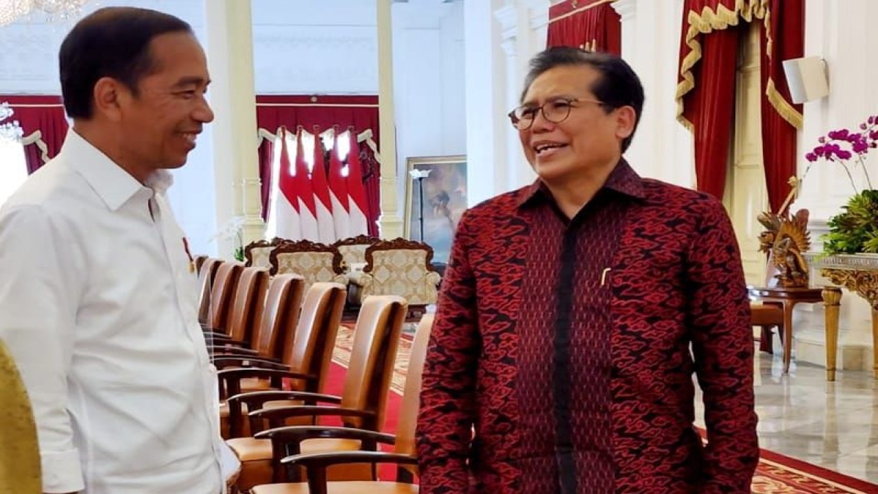 Duta Besar Indonesia untuk Republik Kazakhstan merangkap Republik Tajikistan Fadjroel Rachman saat bertemu Presiden Joko Widodo di Istana Merdeka, Jakarta, Selasa (24/1/2023). ANTARA/HO-Dokumentasi Pribadi