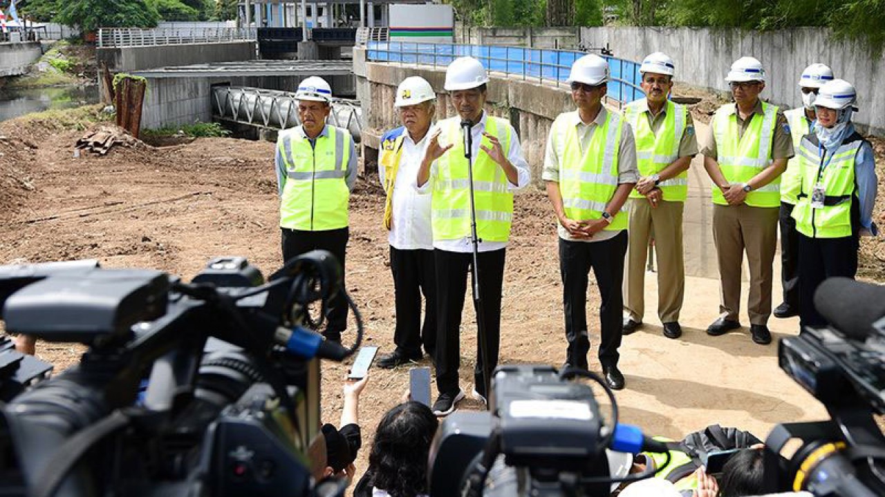 Presiden Joko Widodo memberi keterangan kepada sejumlah wartawan usai meninjau proyek sodetan Kali Ciliwung ke Kanal Banjir Timur di Jakarta Timur, Selasa (24/1/2023). ANTARA/HO-Biro Pers Setpres/Lukas/aa.