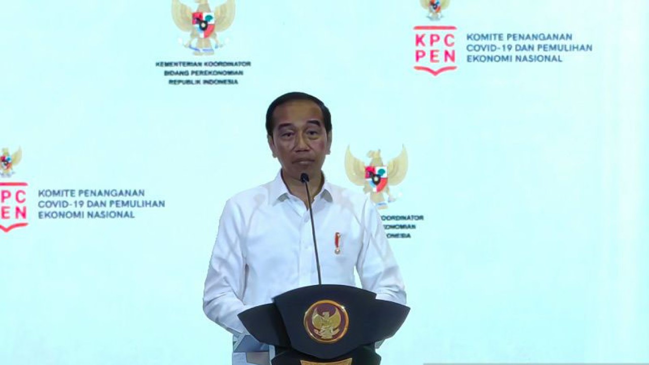 Presiden Joko Widodo menyampaikan sambutan saat membuka Rapat Koordinasi Transisi Penanganan COVID-19 dan Pemulihan Ekonomi Nasional di Gedung AA Maramis, Komplek Kementerian Keuangan, Jakarta, Kamis (26/1/2023). (ANTARA/Gilang Galiartha)