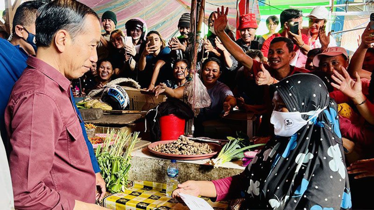Ilustrasi: Presiden Joko Widodo membagikan sembako dan juga bantuan tunai kepada para pedagang saat mengunjungi Pasar Rakyat Pinasungkulan, Karombasan, Kota Manado Kamis (19/1/2023). ANTARA/HO-Sekretariat Presiden-Laily Rachev/pri. (ANTARA/HO-Sekretariat Presiden-Laily Rachev)