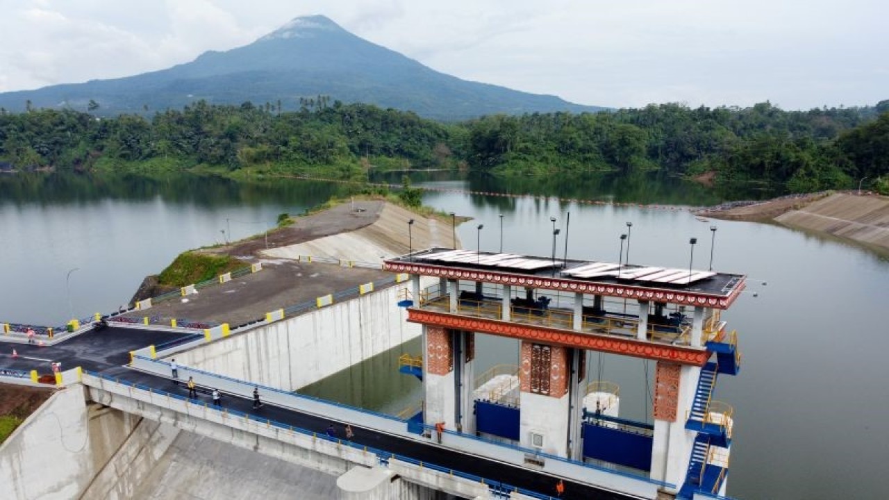 Foto udara bendungan Kuwil Kawangkoan berlatar Gunung Klabat di Minahasa Utara, Sulawesi Utara, Rabu (18/01/2023). ANTARA FOTO/Adwit B Pramono/foc