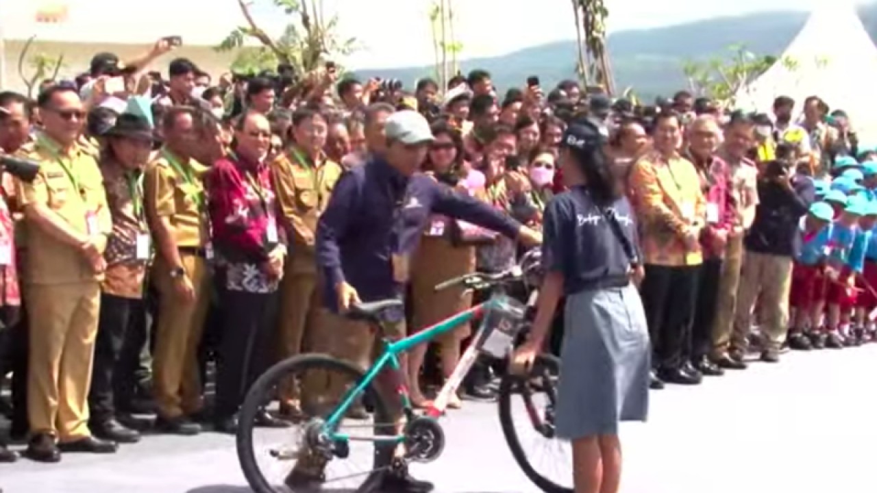 Tangkap layar - Salah seorang pelajar mendapat sepeda karena berhasil menjawab dengan benar pertanyaan Presiden RI Joko Widodo (Jokowi) dalam peresmian Bendungan Kuwil Kawangkoan, Kabupaten Minahasa Utara, Sulawesi Utara, Kamis (19/1/2023). (ANTARA/Indra Arief)
