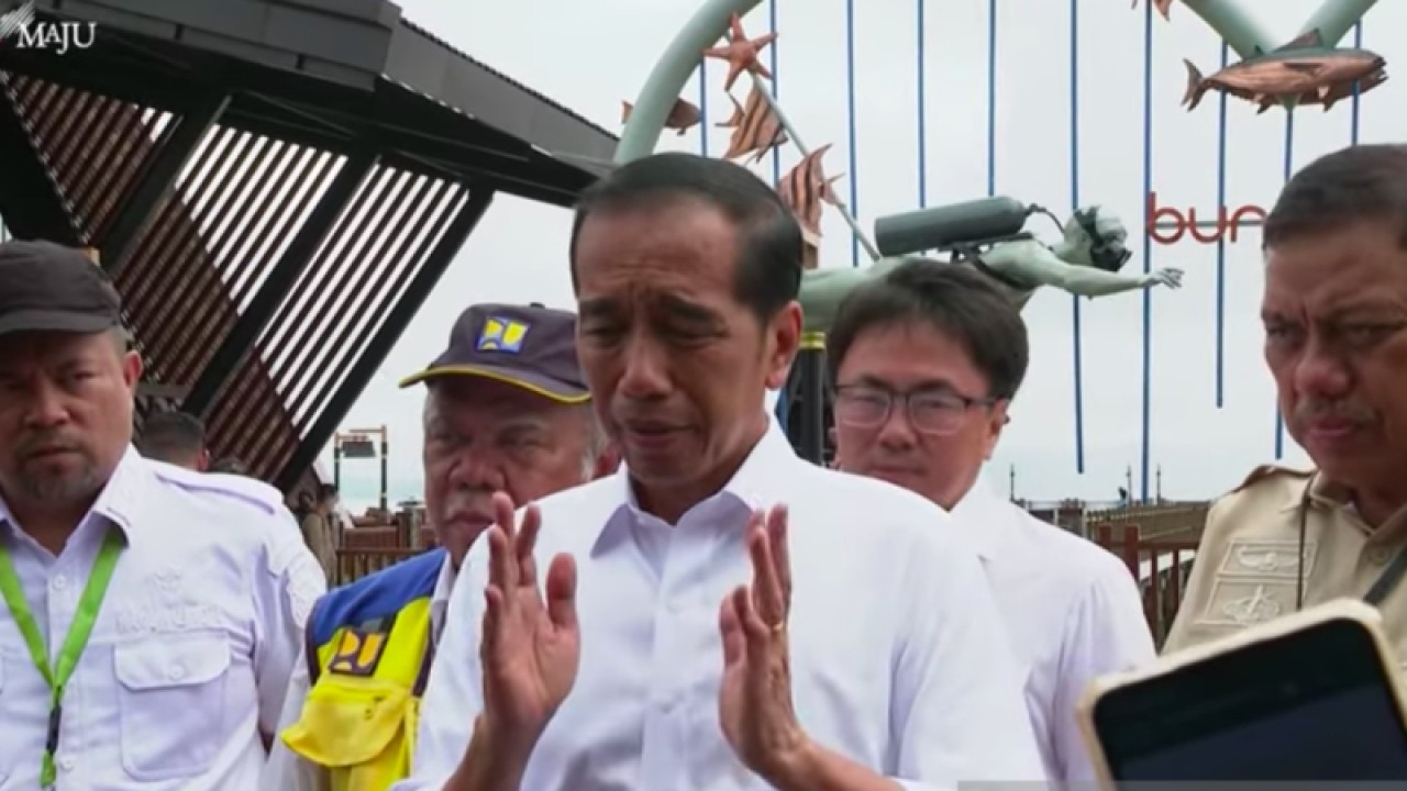 Tangkap layar - Presiden Joko Widodo memberikan keterangan pers saat mengunjungi Kawasan Wisata Bunaken, Sulawesi Utara, Jumat (20/1/2023). (ANTARA/Indra Arief)