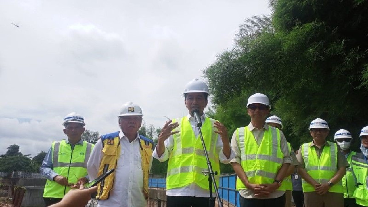 Presiden Joko Widodo memberikan keterangan pers usai meninjau proyek sodetan Kali Ciliwung ke Kanal Banjir Timur, Jakarta Timur, Selasa (24/1/2023). (ANTARA/Rangga Pandu Asmara Jingga)