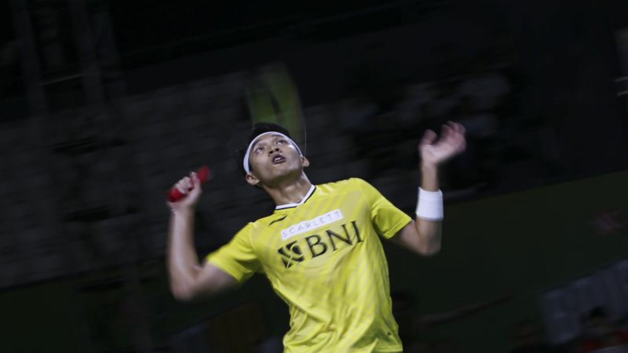 Arsip - Pebulutangkis Indonesia Jonatan Christie memukul kok ke arah lawannya pebulutangkis Malaysia Leong Jun Hao pada pertandingan Brightup Cup 2022 di Tenis Indoor, Senayan, Jakarta, Kamis (10/11/2022). ANTARA FOTO/Rivan Awal Lingga/YU