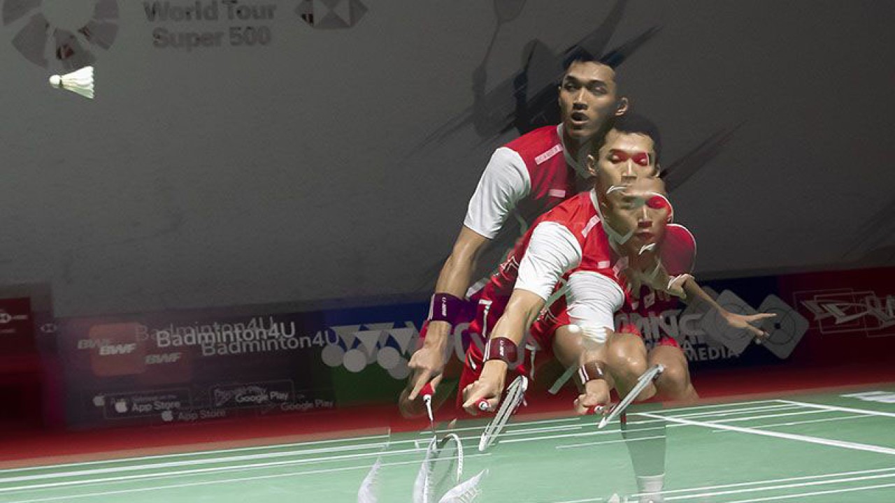 Arsip - Pebulu tangkis tunggal putra Indonesia Jonatan Christie mengembalikan kok ke arah lawannya pebulu tangkis tunggal putra Cina Zhao Jun Peng pada babak kualifikasi Daihatsu Indonesia Masters 2022 di Istora Senayan, Jakarta, Rabu (8/6/2022). Jonatan kalah dengan skor 21-10, 14-21 dan 11-21. ANTARA FOTO/Muhammad Adimaja/tom.