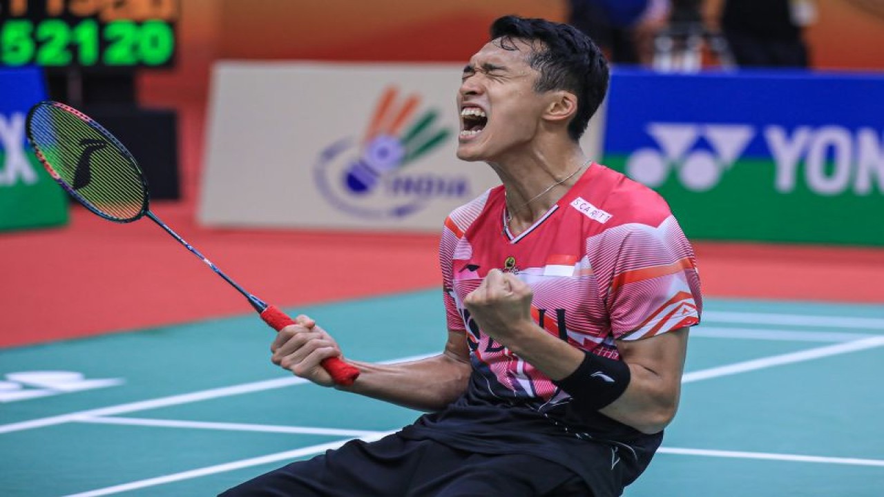 Pebulu tangkis Jonatan Christie melakukan selebrasi usai mengalahkan Chou Tien Chen (Taiwan) pada babak perempat final India Open 2023 di New Delhi, Jumat. (ANTARA/HO-PP PBSI)