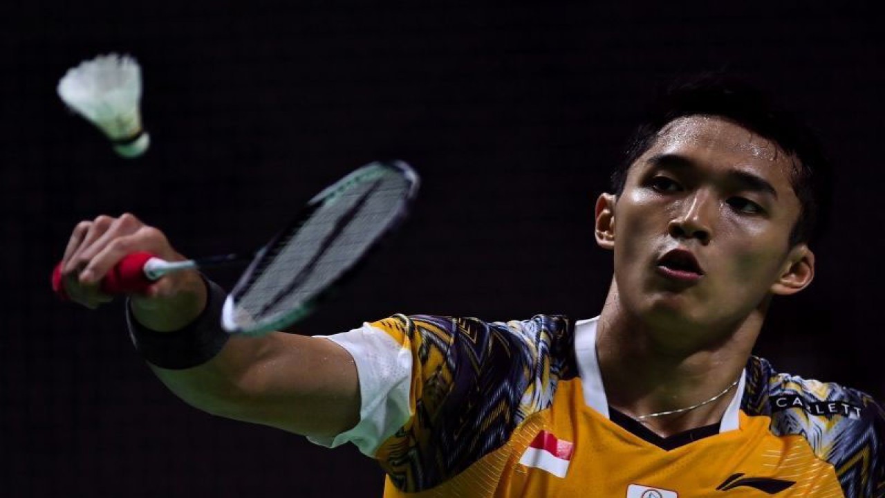Arsip - Pebulu tangkis tunggal putra Indonesia Jonatan Christie memukul kok ke arah tunggal putra China Zhao Jun Peng dalam babak 16 besar Indonesia Open 2022 di Istora Senayan, Jakarta, Kamis (16/6/2022). (ANTARA FOTO/Sigid Kurniawan/hp)