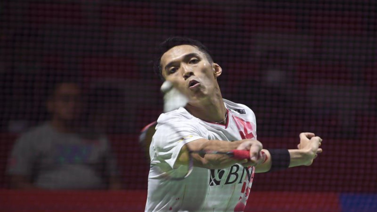 Pebulu tangkis tunggal putra Indoneia Jonatan Christie mengembalikan kok ke arah lawannya pebulu tangkis tunggal putra Irlandia Nhat Nguyen pada babak 32 besar turnamen Daihatsu Indonesia Masters 2023 di Istora Gelora Bung Karno, Senayan, Jakarta, Rabu (25/1/2023). Joanatan Christie menang dengan skor 21-23, 21-11 dan 21-6. ANTARA FOTO/M Risyal Hidayat/tom. (ANTARA FOTO/M RISYAL HIDAYAT)