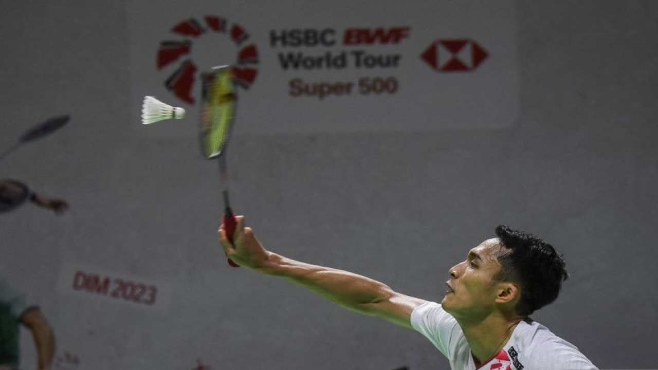 Pebulu tangkis tunggal putra Indoneia Jonatan Christie mengembalikan kok ke arah lawannya pebulu tangkis tunggal putra Irlandia Nhat Nguyen pada babak 32 besar turnamen Daihatsu Indonesia Masters 2023 di Istora Gelora Bung Karno, Senayan, Jakarta, Rabu (25/1/2023). Joanatan Christie menang dengan skor 21-23, 21-11 dan 21-6. ANTARA FOTO/M Risyal Hidayat/tom. (ANTARA FOTO/M RISYAL HIDAYAT)