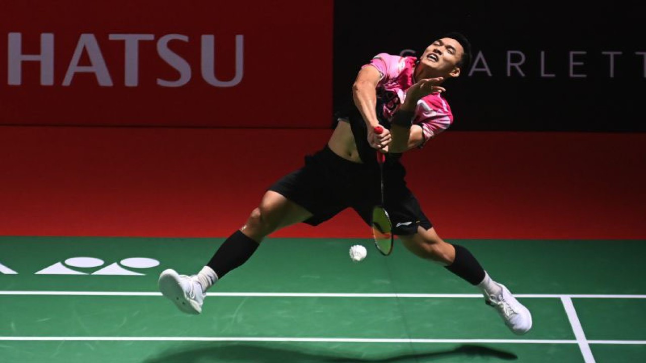 Pebulu tangkis tunggal putra Indonesia Jonatan Christie melakukan smash ke arah pebulu tangkis tunggal putra Indonesia Shesar Hiren Rhustavito dalam babak 16 besar Daihatsu Indonesia Masters 2023 di Istora Gelora Bung Karno, Jakarta, Kamis (26/1/2023). ANTARA FOTO/Indrianto Eko Suwarso/hp.