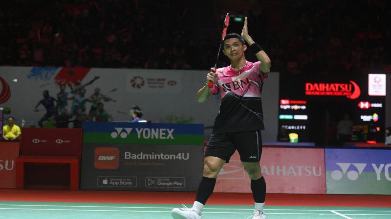 Arsip - Pebulu tangkis tunggal putra Indonesia Jonatan Christie menyapa penonton usai memenangkan pertandingan melawan pebulu tangkis tunggal putra India Lakshya Sen dalam babak perempat final turnamen Daihatsu Indonesia Masters 2023 di Istora Gelora Bung Karno, Jakarta, Jumat (27/1/2023). ANTARA FOTO/Indrianto Eko Suwarso/foc.
